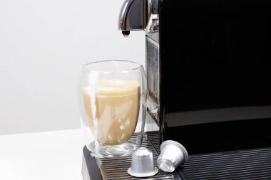 Kapsül kahve makinesi ve evde macchiato kahvesi.