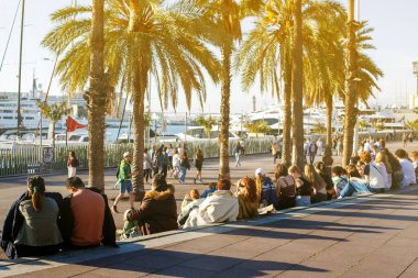 Gün batımında turistlerle Barselona 'da liman ve gezinti