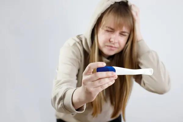 Vrouw Met Een Zwangerschapstest Niet Gelukkig Zwangerschap Nog Niet Klaar Rechtenvrije Stockafbeeldingen