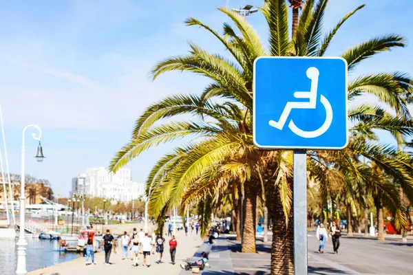 Schild Für Behinderte Einer Kurstadt Vor Palmenkulisse Stockbild
