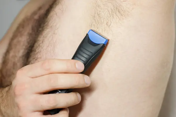 Depilação Masculina Homem Usando Navalha Para Remover Cabelo Sua Axila Fotografia De Stock