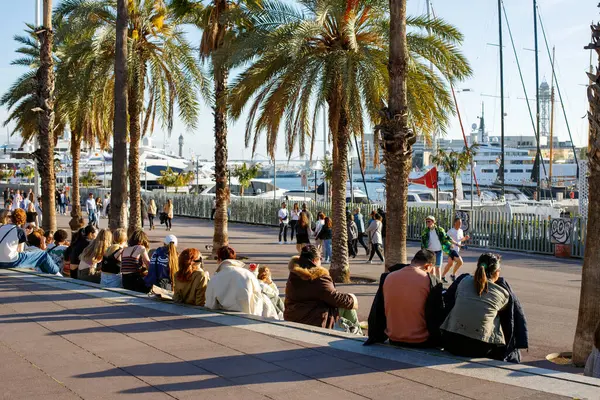 Mensen Zitten Promenade Van Barcelona Genieten Van Zonsondergang Rechtenvrije Stockfoto's