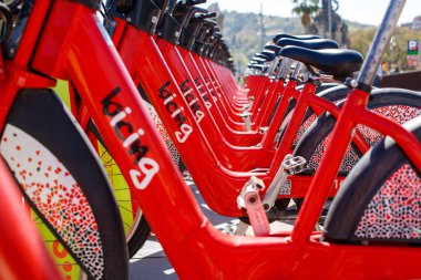 Peş peşe bir sürü kırmızı bisiklet.