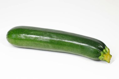 Beyaz arka planda taze kabak.