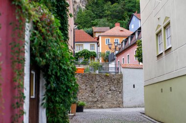 Eski bir Bavyera köyü. Bavyera 'da küçük bir kasabada renkli binalar