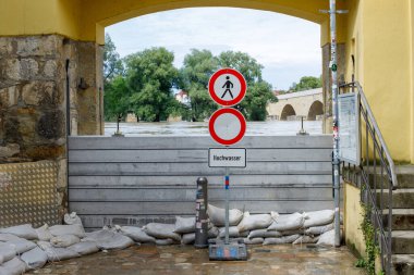 Su baskını çiti. Regensburg 'da sel işareti.