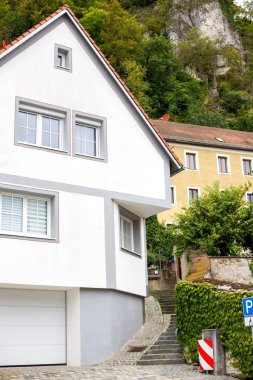 Avrupa köyündeki beyaz aile evi