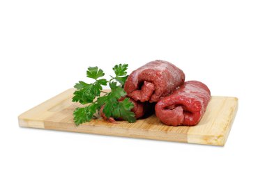 beyaz zemin üzerine taze çiğ et