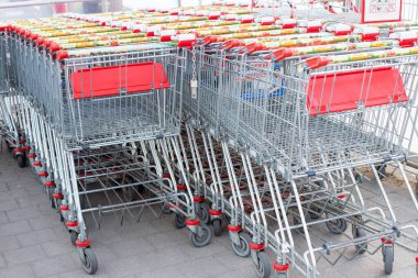 Marketin yakınındaki market arabaları.
