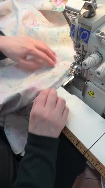 Uma Costureira Costura Uma Máquina Costura Overlock Industrial Close Processo — Vídeo de Stock