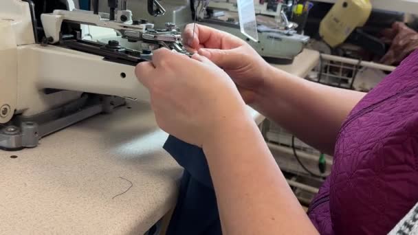 Przemysł Włókienniczy Pętelki Guziki Przemysłowy Sprzęt Szycia Maszyna Szycia Dziewczyna — Wideo stockowe