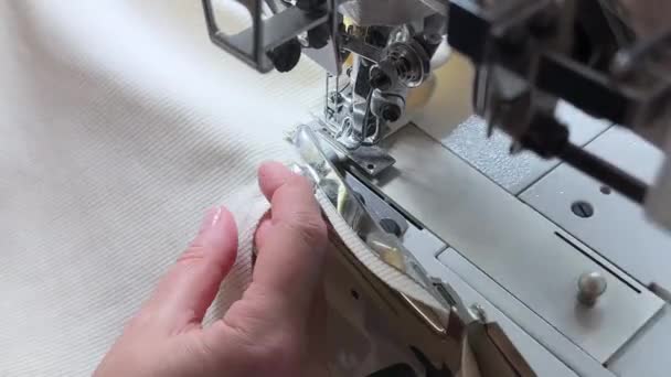Процесс Шитья Швея Шьет Трикотажную Ткань Обрабатывает Участок Изделия Лентой — стоковое видео