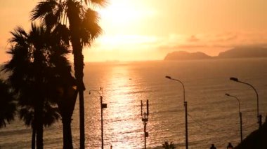 Lima, Peru 'da deniz kenarında gün batımı