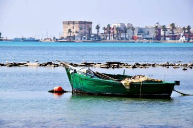 Körfez kıyısında balıkçı teknesi ve Salento, İtalya 'da turkuaz su