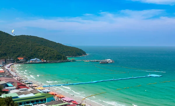 Pattaya City yakınlarındaki Koh Lan Adası 'nda tropikal manzara, tekneleri ve güzel tropikal plajları olan Tayland Denizi' nde bir plaj topluluğu. Koh Lan, Chonburi, Tayland. 5 Aralık 2021