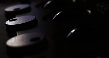 Pist topları ile renk düzeltme yüzey paneli. Karanlık bir stüdyoda. Yumuşak odak.