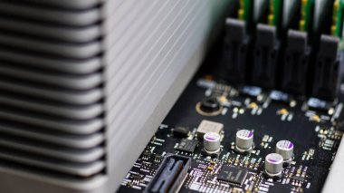 Isı alıcısı olan siyah bilgisayar panosu