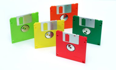 Beyaz arka planda disketler. Çok renkli disketler..