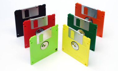 Beyaz arka planda disketler. Çok renkli disketler..