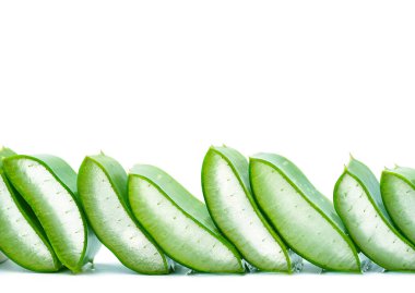 Aloe vera taze yapraklar dilimlerle, yakın plan