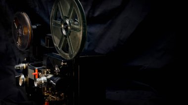 Koyu arkaplanda 8 mm film projektörü