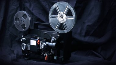 Koyu arkaplanda 8 mm film projektörü