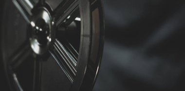 film kamerası siyah arkaplanda karatahta ve rulo.