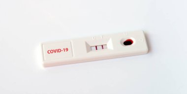 Coronavirus için test cihazı, COVID-19 beyaz arkaplanda izole edildi.