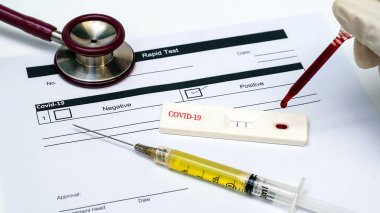 HIV için hızlı test kiti, beyaz arka plan, kan testi konsepti