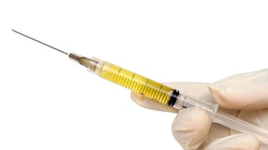 Doktorun elindeki şırıngalarda bulunan aşılar. Koroner virüs için hızlı test kiti covid-19, aşı şırınganın içinde