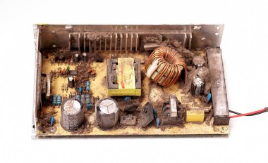 Elektrik devrelerindeki elektronik aletler yakın çekimde. Seçici odak.