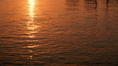 Gün batımının su yüzeyindeki yansıması..