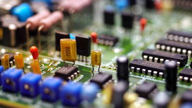 Elektrik devrelerindeki elektronik aletler yakın çekimde. Seçici odak.