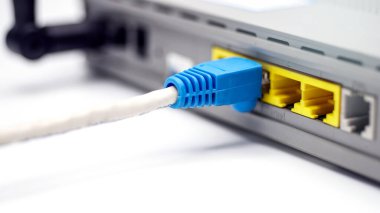 LAN ağı ve internet bağlantısı, modem yönlendirici ile Ethernet RJ45 kablosu.