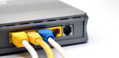 LAN ağı ve internet bağlantısı, Ethernet RJ45 kabloları modem yönlendiricisine takılı.