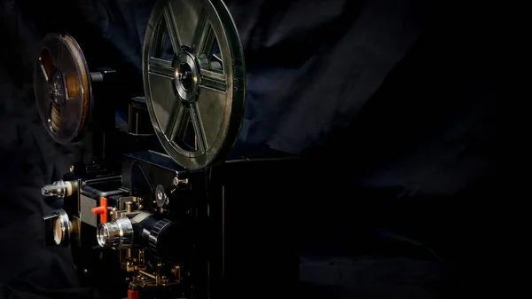 Koyu Arkaplanda Film Projektörü — Stok fotoğraf