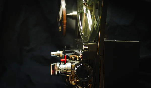 Кинопроектор Тёмном Фоне — стоковое фото