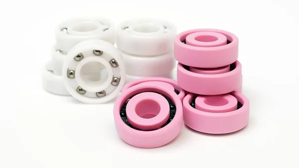白色底座上的白色和粉色塑料球轴承 — 图库照片