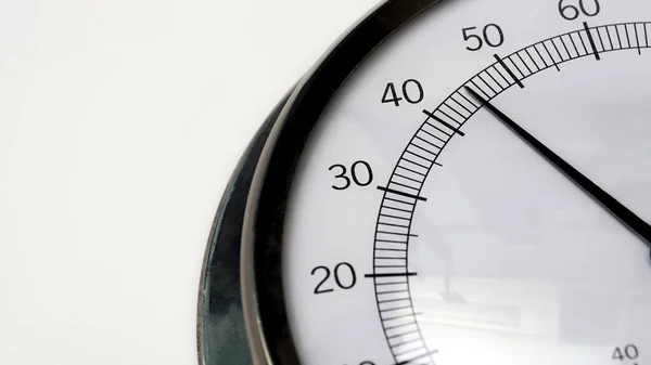 白い背景に針の温度計 — ストック写真
