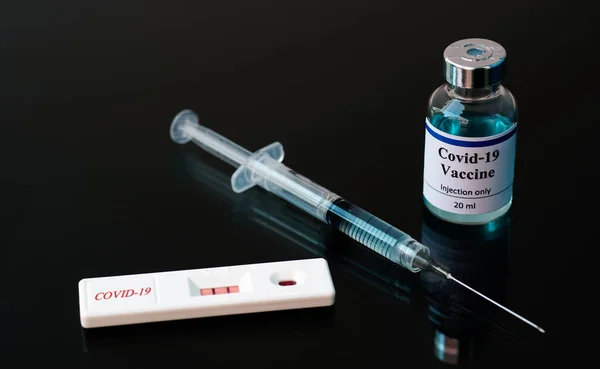 Hızlı Test Coronavirus Covid Aşı Şişesi Şırıngayla — Stok fotoğraf