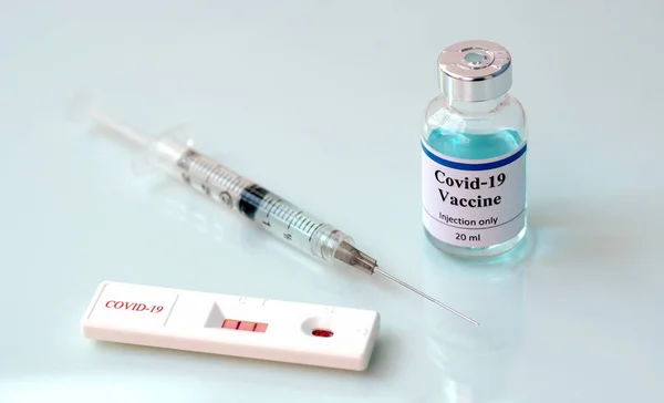 Швидкий Тест Coronavirus Covid Пляшкою Вакцини Шприцом — стокове фото