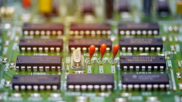 閉鎖ショットの基板上の電気回路上の電子 選択的焦点 — ストック写真