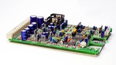Elektrik devrelerindeki elektronik aletler yakın çekimde. Seçici odak.