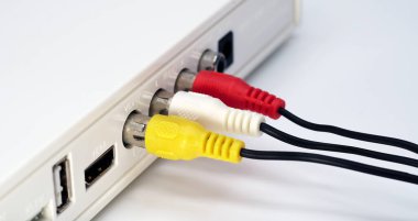 Renkli ses ve video / VCR / DVD kablosunu kapat. Beyaz arkaplanda AV kablo makrosu.