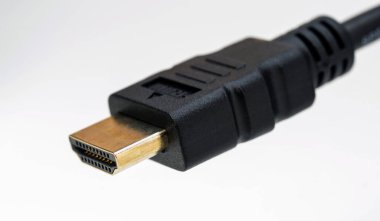 Beyaz arkaplanda HDMI kablosunun yakın çekimi.