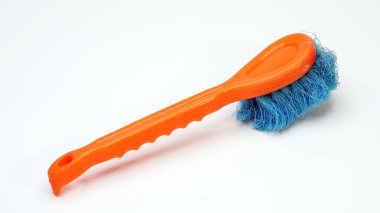 Beyaz arkaplanda temizlik fırçası