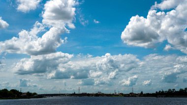 Mavi gökyüzü ve bulutlar. Bulutların yumuşaklığı ve gökyüzünün parlaklığı. Açık mavi arkaplan. Parlak mavi arka plan. Gökyüzü aydınlık bir günde.