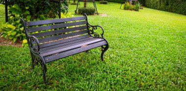 Demir Çelik Patina Benç 'i Manikürlü Bahçe Bahçesi' nde satmış.