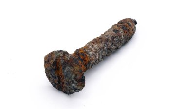 Paslı eski cıvata beyaz arka planda izole edilmiş. Paslı metal. Eski demirde aşındırıcı pas.