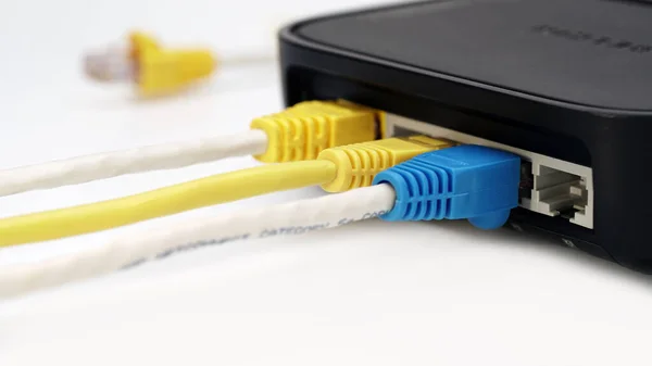 Подключение Сети Интернету Кабели Ethernet Rj45 Подключаются Модемному Маршрутизатору — стоковое фото